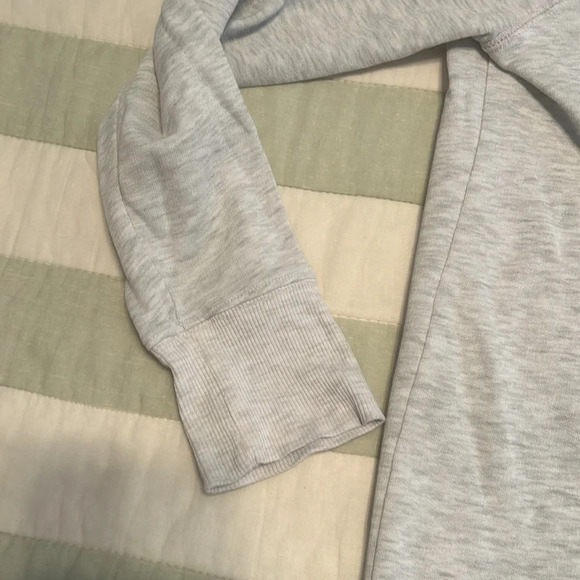 Old Navy heather gray sweatshirt round neck size XS - Picture 3 of 10
